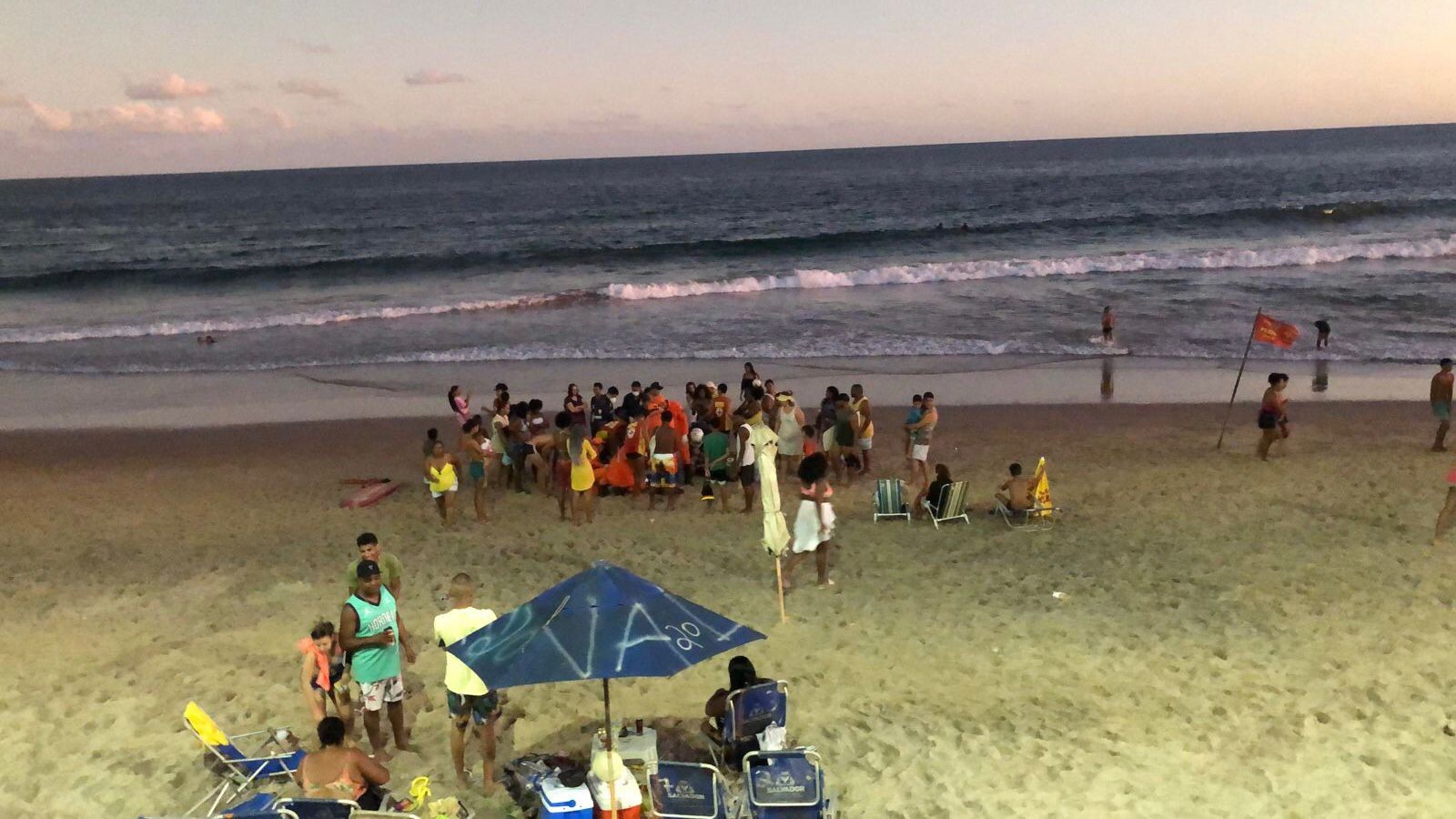 Homem morre afogado na praia do Farol da Barra, em Salvador