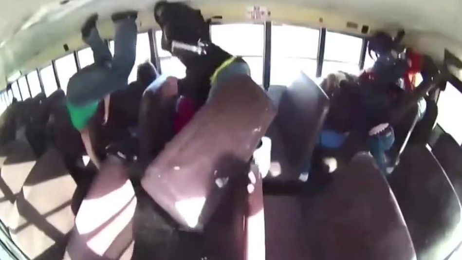 Estudantes aparecem sendo arremessados dentro do transporte escolar (Foto: Reprodução/Daily Mail)