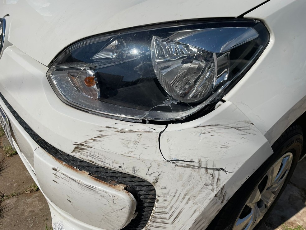 Marcas do atropelamento ainda estão no carro que foi localizado e apreendido pela polícia em Bauru  — Foto: César Culiche/ TV TEM  