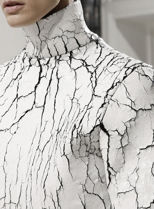 Isabela Giobbi: a elegância do mármore em preto e branco (Foto: Balenciaga/Reprodução)