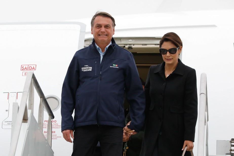 Bolsonaro, acompanhado da primeira-dama Michelle Bolsonaro, desembarca em Los Angeles para a Cúpula das Américas e encontro bilateral com Joe Biden