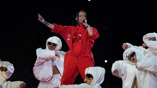 Representantes de Rihanna confirmam gravidez do segundo filho de Rihanna, depois de barriga chamar atenção no Super Bowl — Foto: TIMOTHY A. CLARY/AFP