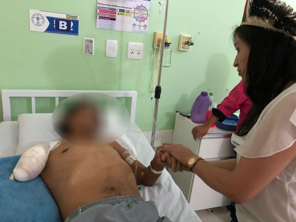 A secretária Nacional de Políticas de Promoção da Igualdade Racial, Sandra Terena, com o serralheiro indígena agredido em São Carlos — Foto: Asscom MDH/Divulgação