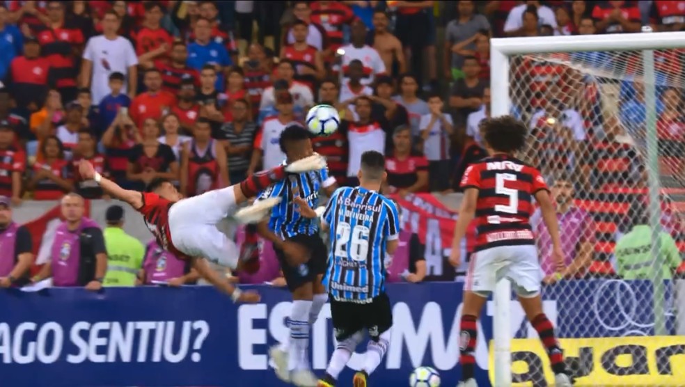 Uribe dá voleio para marcar primeiro gol do Flamengo — Foto: Reprodução / Premiere