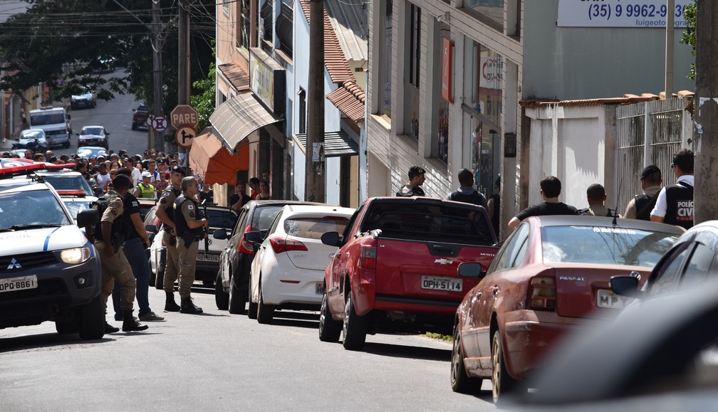 Polícia negocia rendição de assaltante em Elói Mendes — Foto: Régis Melo