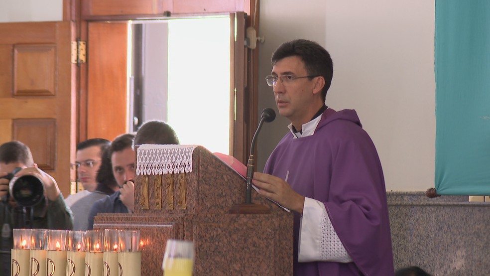 Padre Júlio César Gomes Moreira celebra missa em Brasília em homenagem ao padre Casemiro — Foto: TV Globo/Reprodução