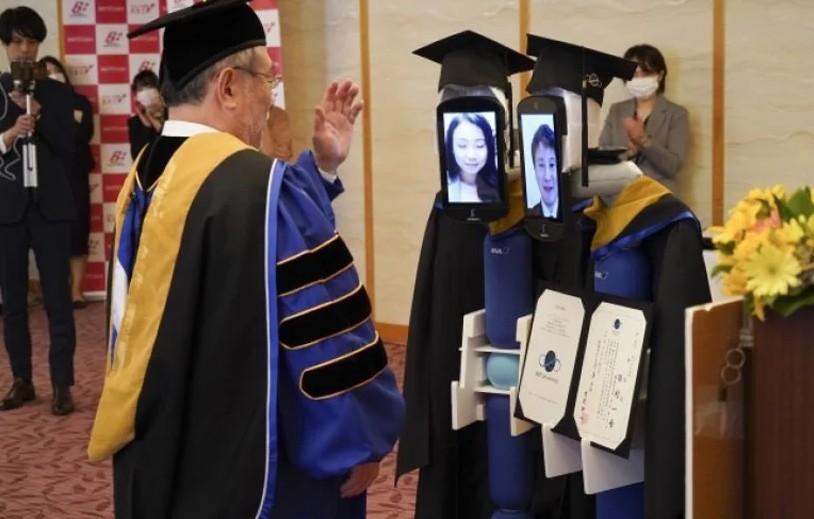 No Japão, universidade celebra formatura com robôs e videochamada  (Foto: Divulgação)