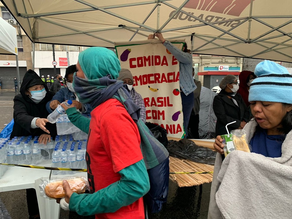 Protesto contra a fome tem distribuição de alimentos na Sé, no Centro de SP — Foto: Carol Ianelli/TV Globo