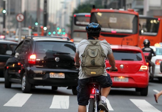 Ciclista no trânsito de São Paulo (Foto: Reprodução/Facebook)