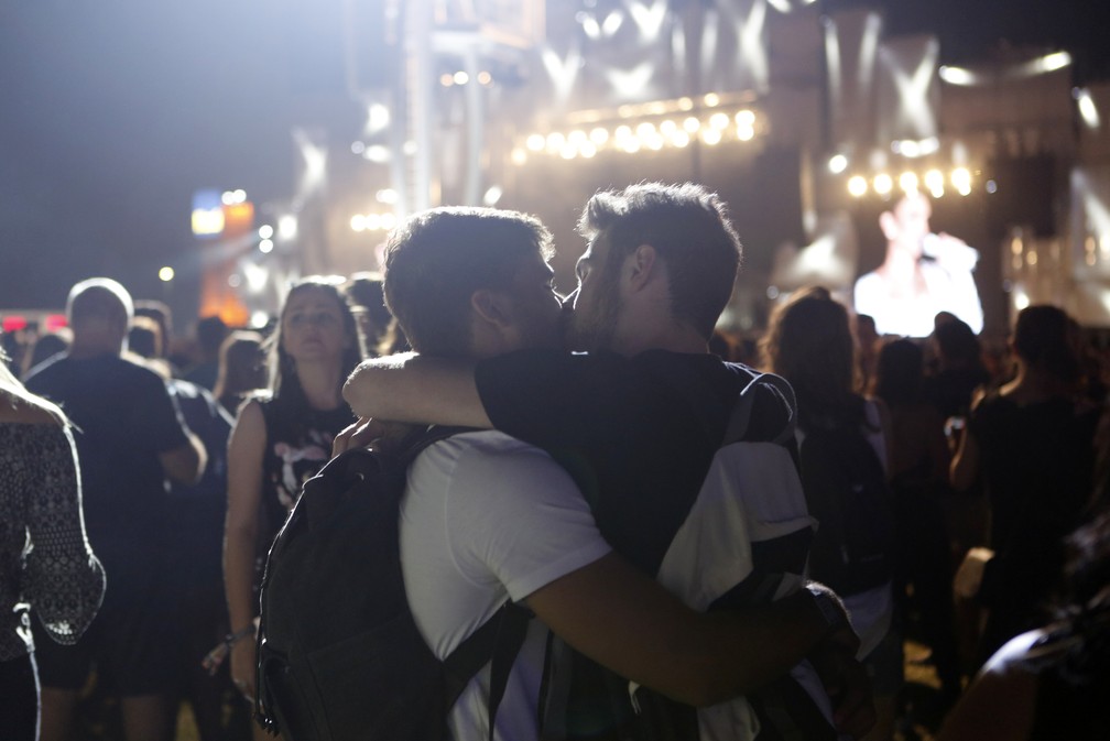 Durante o show de Ivete Sangalo, casal se beija em frent ao Palco Mundo (Foto: Marcos Serra Lima / G1)