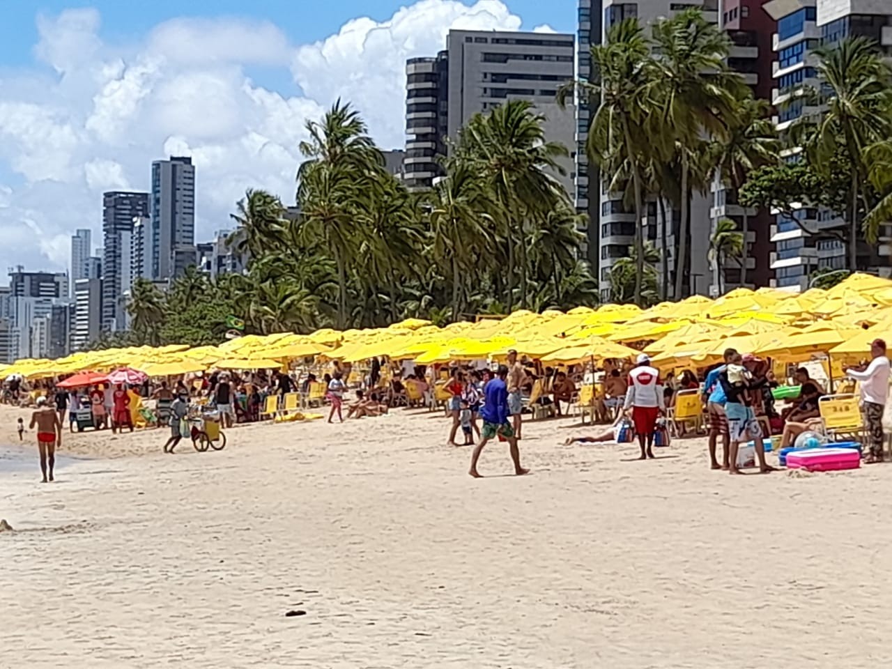 Boa Viagem tem praia lotada e banhistas desrespeitam medidas de prevenção à Covid-19 no primeiro domingo de 2021