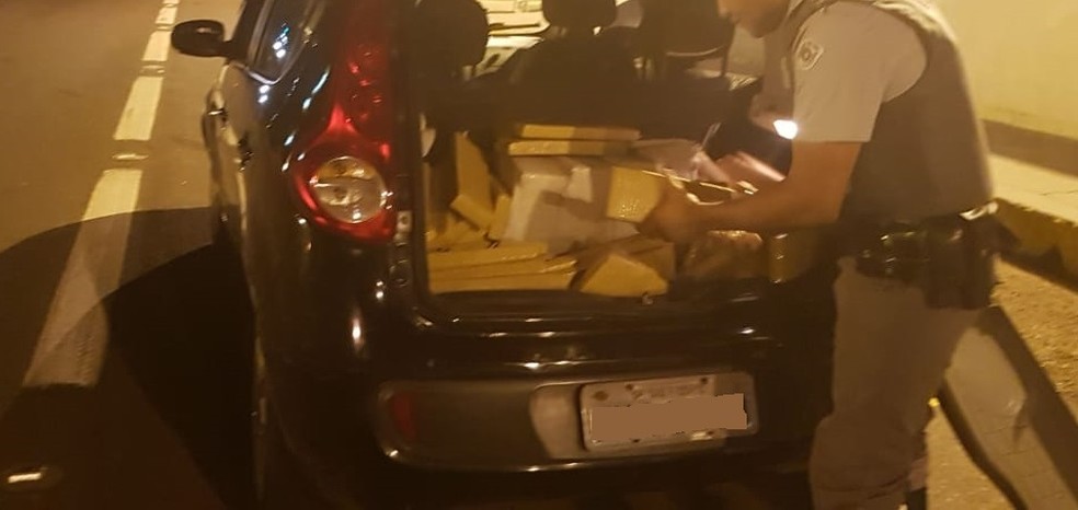 Droga estava em porta-malas de veículo — Foto: Polícia Rodoviária/Cedida
