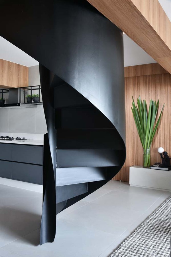 Décor do dia: área social com escada elíptica e estilo contemporâneo (Foto: Sidney Doll)