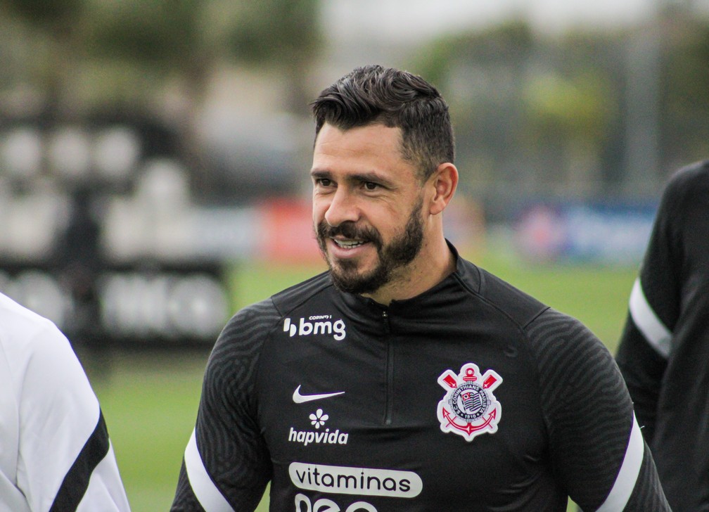 Giuliano, meia do Corinthians, durante treino — Foto: Felipe Szpak/Ag. Corinthians