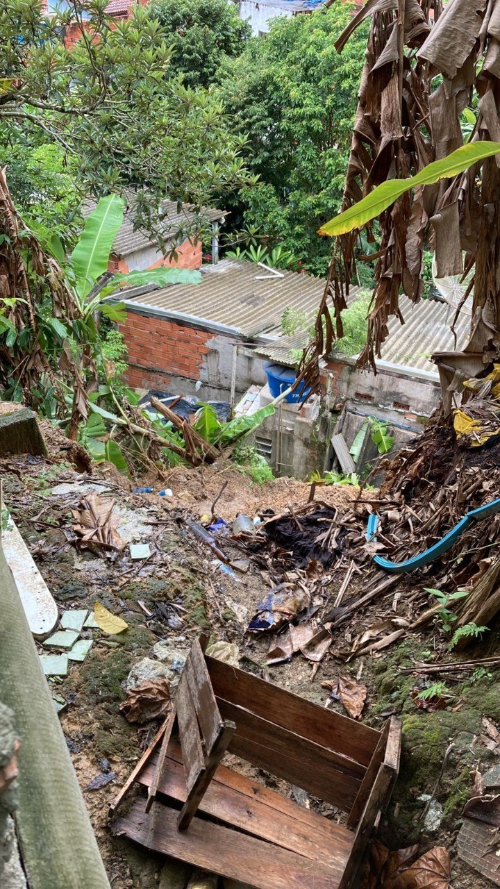 Três famílias são removidas de suas casas após deslizamentos de terra no bairro Itatinga em São Sebastião 