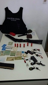 Espingarda calibre 12, munições, documentos e motos foram apreendidas com a quadrilha (Foto: Divulgação/Polícia Civil)