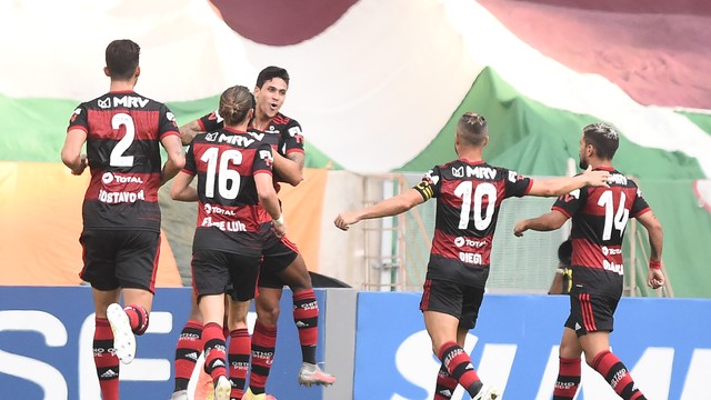 Jogadores do Flamengo comemoram gol contra o Fluminense
