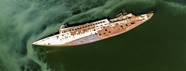 Imagem aérea mostra o Al-Mansur, um iate privado do ditador iraquiano Saddam Hussein, na hidrovia Shatt al-Arab, na cidade de Basra, no sul do Iraque, em 28 de fevereiro de 2023 — Foto: Hussein Faleh / AFP