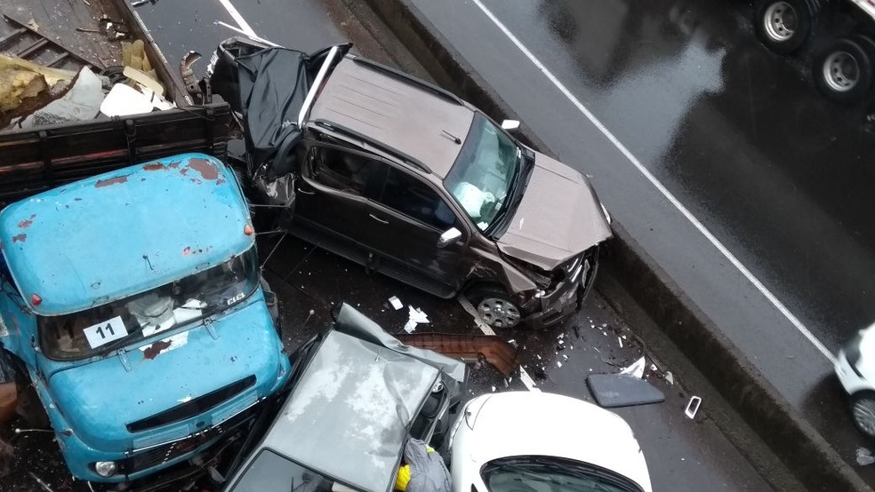 Engavetamento foi registrado na Rodovia do Contorno em Marília e chuva pode ser uma das causas (Foto: Michele Silva / Arquivo pessoal )