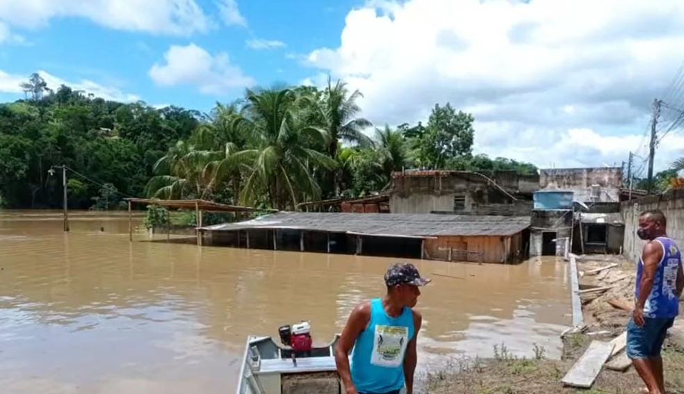 Chuva causa transtornos em Eunápolis — Foto: Reprodução/TV Bahia
