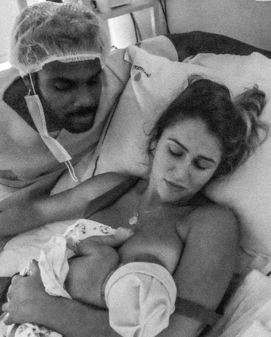 Rafael Zulu publica novas fotos do nascimento do filho e se declara para Aline Becker (Foto: Reprodução / Instagram)
