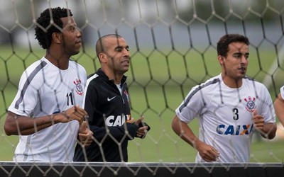 Gil, Emerson e Jadson em treino do Corinthians (Foto: Daniel Augusto Jr / Agência Corinthians)