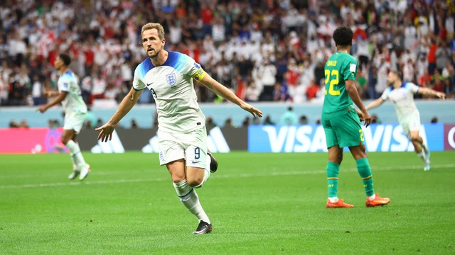 Harry Kane comemora o gol em Inglaterra x Senegal