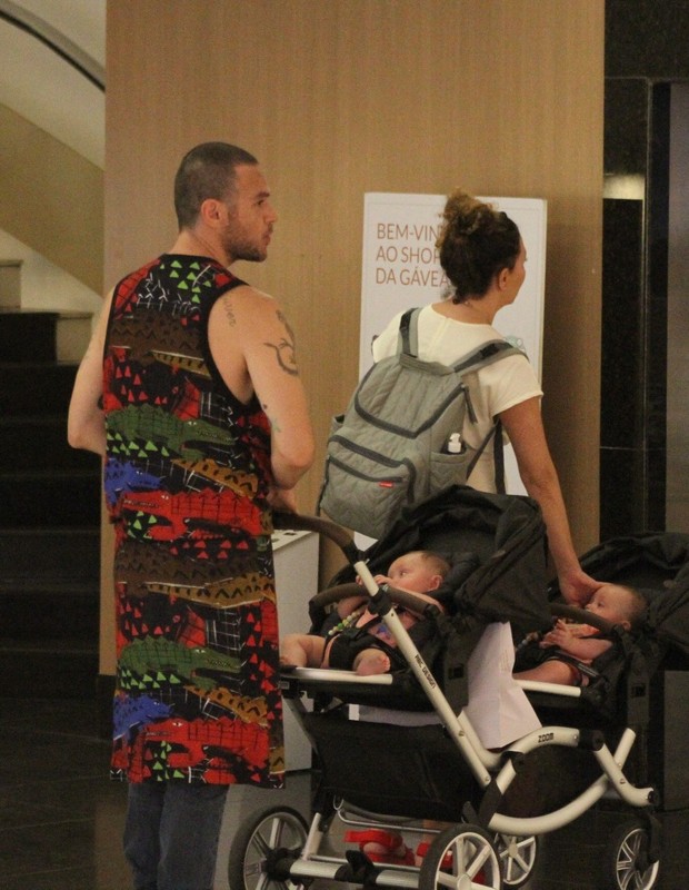 Fabiula Nascimento e Emilio Dantas passeiam com os gêmeos, Raul e Roque (Foto: Adão/AgNews)