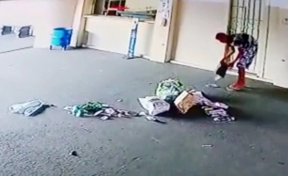 Suspeito foi flagrado por câmeras de segurança da escola espalhando o material furtado no pátio — Foto: Reprodução/Câmera de segurança