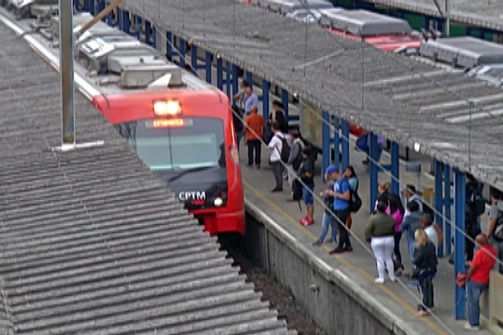 CPTM retoma viagens do expresso leste na linha 11-Coral â€” Foto: ReproduÃ§Ã£o/TV DiÃ¡rio