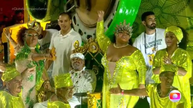 Homenageado do Império Serrano, Arlindo Cruz desfila na alegoria 'O show tem que continuar'