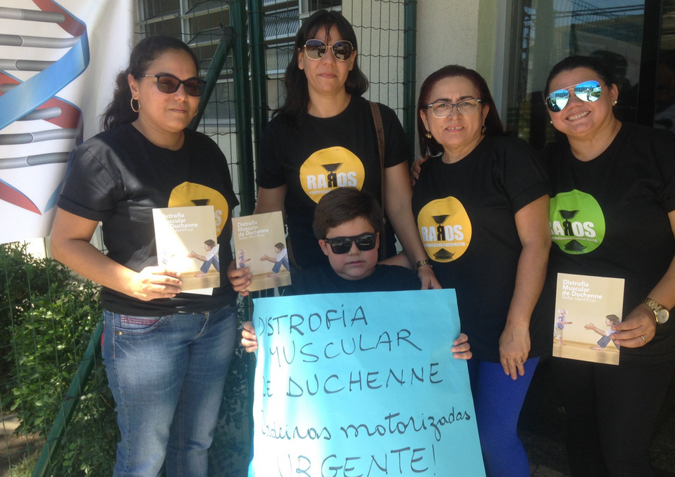 Família do Luís Guilherme Moreira de nove anos, portador de Duchenne. Custo do tratamento ultrapassa os R$ 2 mil/mês. (Foto: Gioras Xerez/G1 Ceará)