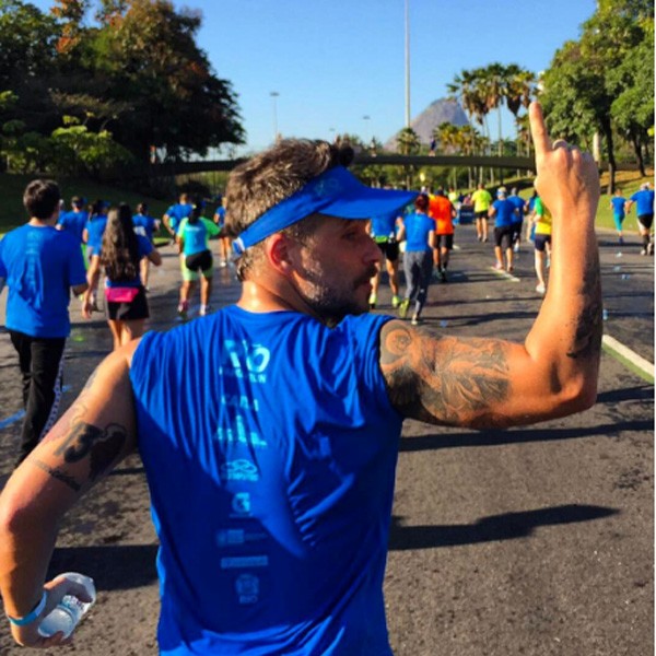 Bruno Gagliasso comemora a participação em maratona (Foto: Reprodução Instagram)