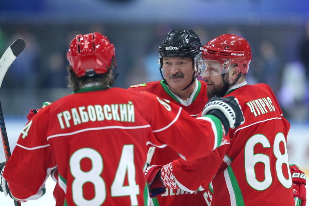 Alexander Lukashenko, presidente da Belarus, no centro, durante jogo de hóquei de gelo no dia 28 de março de 2020 — Foto: Andrey Pokumeiko/BelTA/Divulgação/Via Reuters