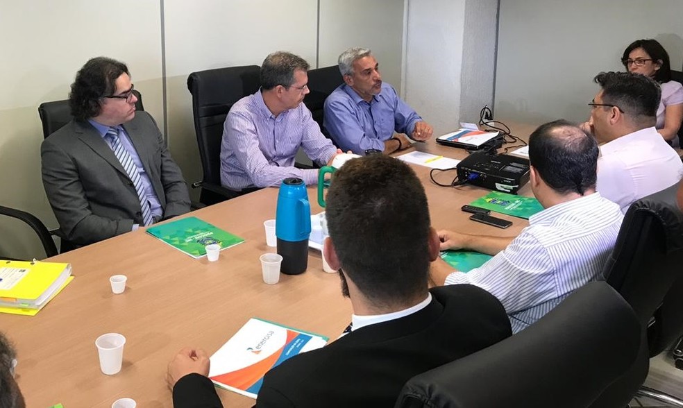 Em reunião no Procon/MS, representantes decidiram que Energisa deve alertar consumidor quando atingir consumo médio.  — Foto: Cristina Mayumi/TV Morena 