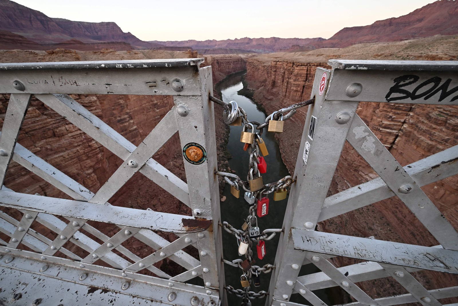 Antiga ponte Navajo sobre o rio Colorado em Marble Canyon, Arizona, que enfrentou pela primeira vez cortes obrigatórios no consumo de água  — Foto: ROBYN BECK / AFP
