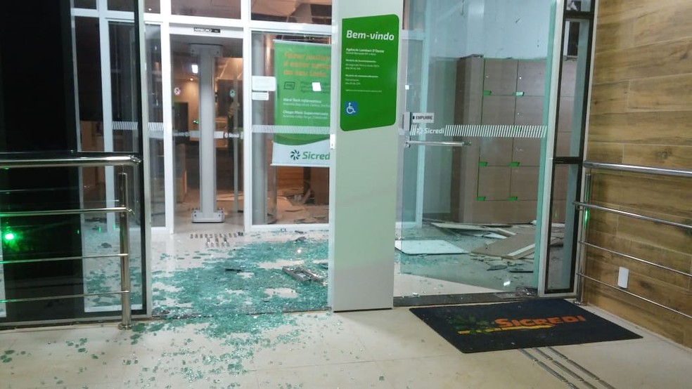 Vidros da cooperativa foram destruÃ­dos com a explosÃ£o em Lambari D'Oeste (Foto: PolÃ­cia Militar de Mato Grosso/DivulgaÃ§Ã£o)