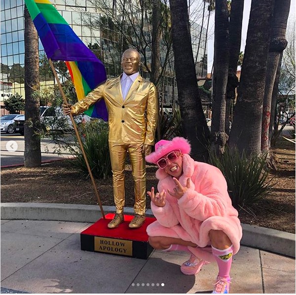 A estátua crítica aos comentários homofóbicos do ator Kevin Hart (Foto: Instagram)