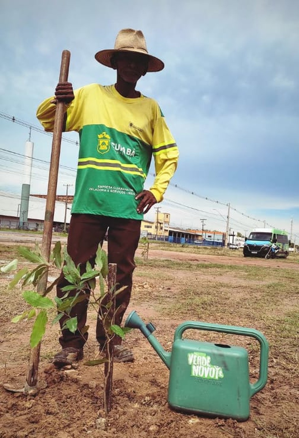 Voluntário planta muda de árvore em Cuiabá — Foto: Verde Novo/Redes sociais
