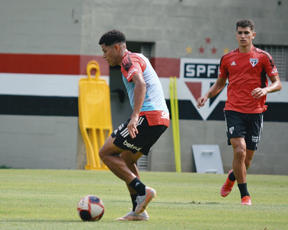 Gabriel Sara treinou com bola nesta sexta-feira no São Paulo — Foto: Fellipe Lucena / saopaulofc