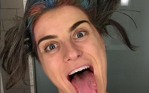 Alessandra Maestrini faz careta ao acordar com cabelos coloridos