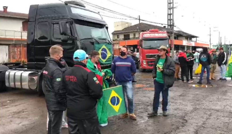 Manifestantes em Caxias do Sul, na Serra Gaúcha. — Foto: Luiza La Rocca/RBS TV