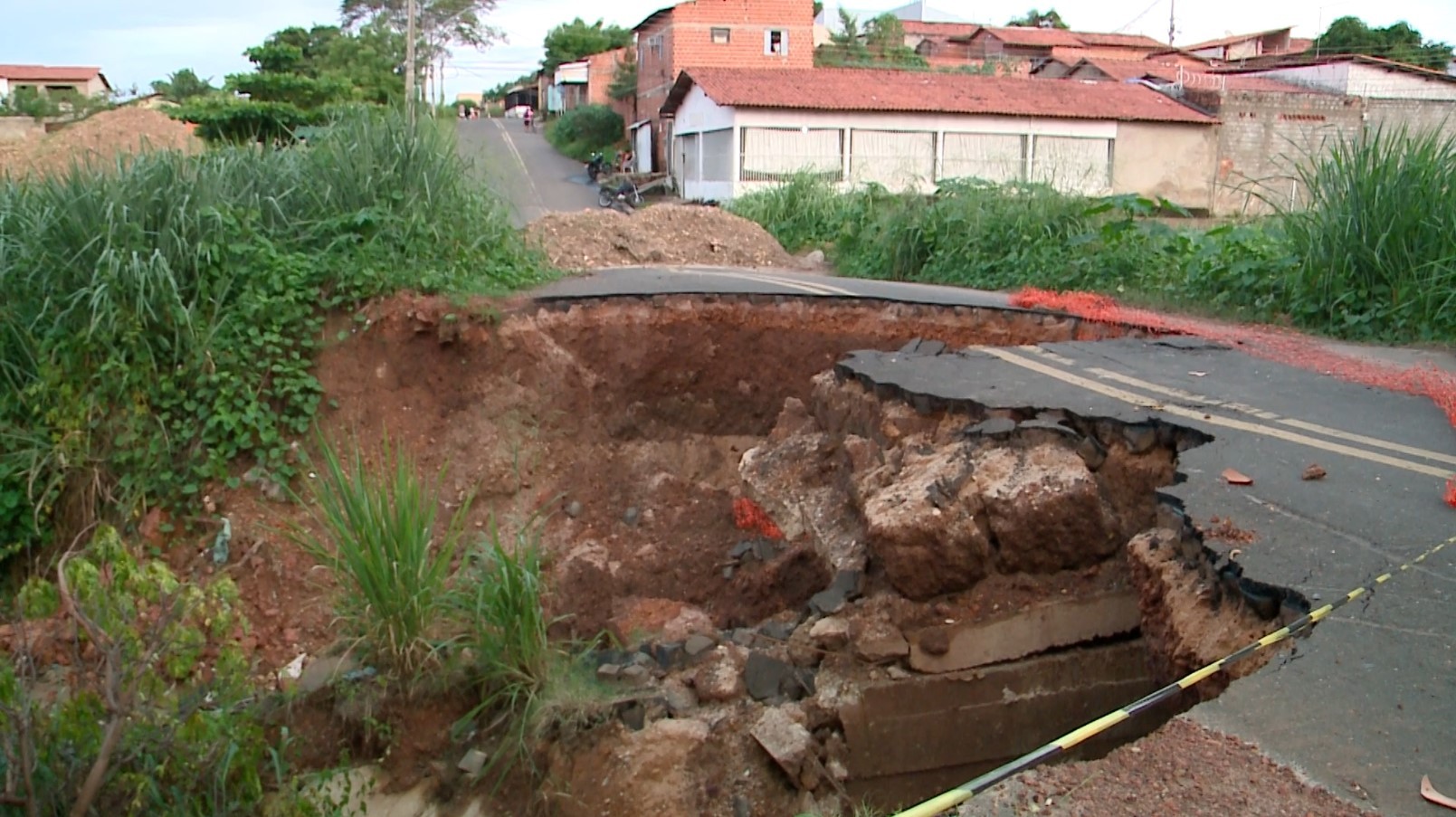 Moradores denunciam abertura de cratera que destruiu avenida na Zona Leste de Teresina