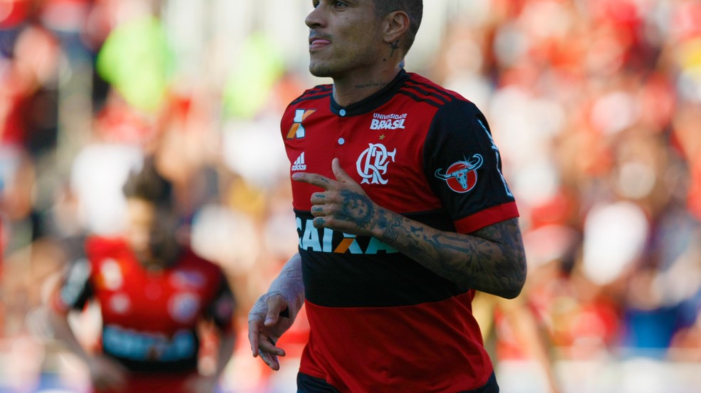 Torcedor rubro-negro, o Flamengo deve renovar com Guerrero?