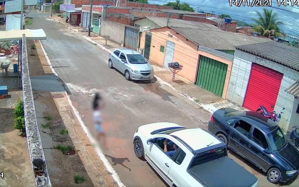 Ana Beatriz Santana Lopes é atropelada por carro em rua de Goiânia — Foto: Reprodução/TV Anhanguera