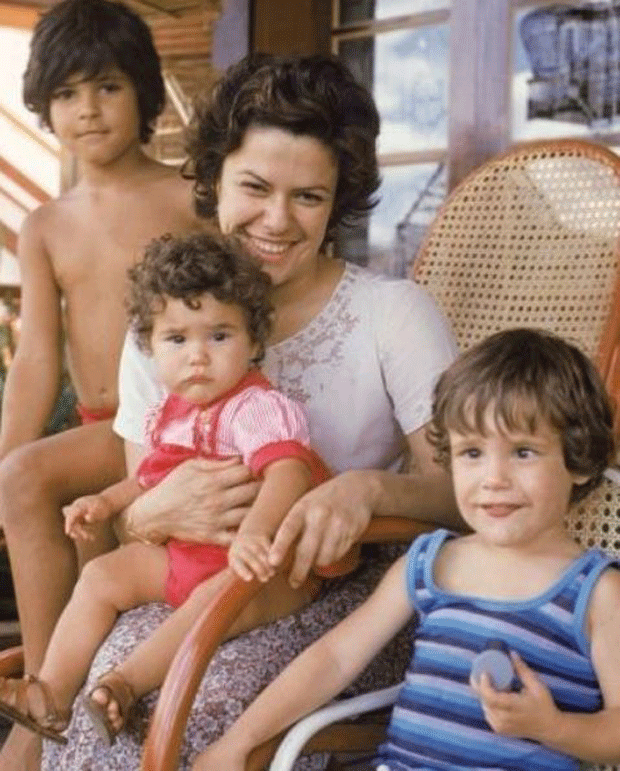 Maria Rita no colo de Elis Regina e os irmãos, João Marcelo Bôscoli e Pedro Mariano (Foto: Reprodução/ Instagram)