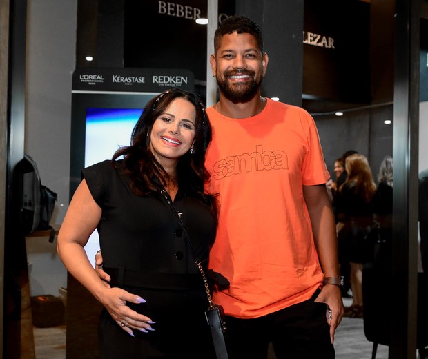 Viviane Araújo mostra barrigão da gravidez em evento com o marido, Guilherme Militão (Foto: Webert Belicio/AgNews)