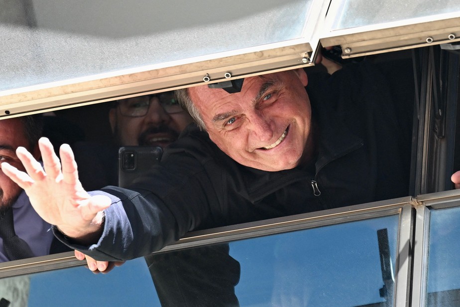 Ex-presidente Jair Bolsonaro cumprimenta apoiadores de uma janela na sede do PL em Brasília