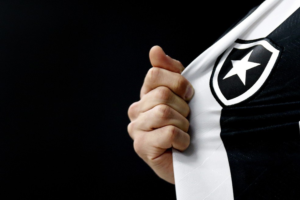 Camisa do Botafogo será feita pela Reebok a partir da próxima temporada — Foto: Vitor Silva/BFR