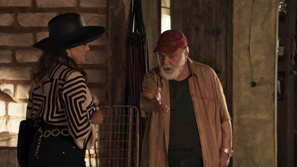 Inicialmente Sophia vai até a casa de Josafá para oferecer dinheiro em troca do término do relacionamento da jovem com seu filho (Foto: TV Globo)